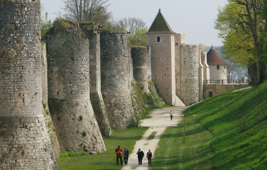 Provins et ses remparts creux de caches templières 